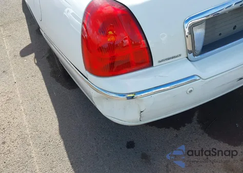 2005 Lincoln Town Car Signature Limited from USA, damaged, VIN 1LNHM82W05Y664360